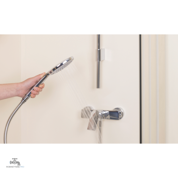 Douche encastrable en chrome pour salle de bain contemporaine