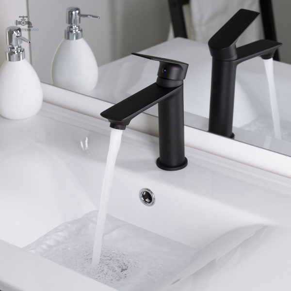 Mitigeur lavabo NYTIA avec courbes sophistiquées
