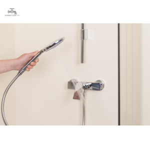 Douche agréable avec le pommeau ARTE à trois jets