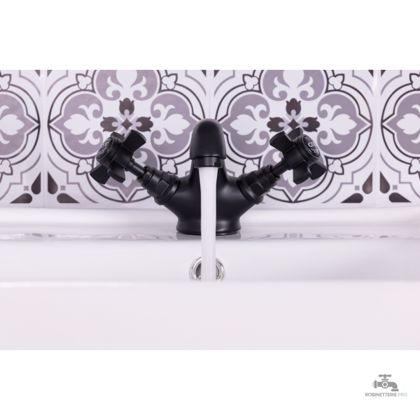 Robinet de lavabo rétro avec finition soignée